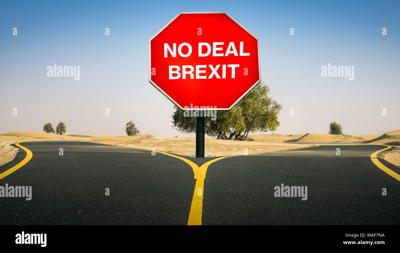 L'absence d'accord écrit sur Brexit octagon stop avec deux chemins différents dans une route asphaltée dans le désert - de manière imprévisible de l'absence d'accord brexit le 31 octobre Banque D'Images