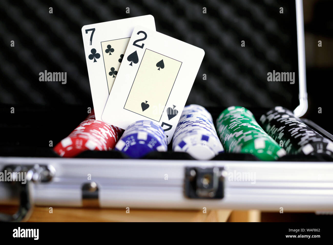 Deux cartes à jouer debout sur haut de jetons de Poker Banque D'Images
