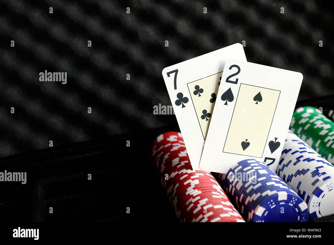 Deux cartes à jouer debout sur haut de jetons de Poker Banque D'Images
