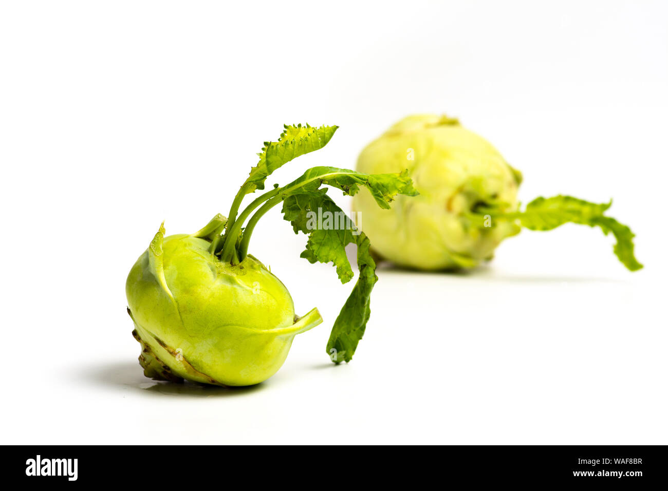 Légumes Chou-rave frais isolé sur fond blanc Banque D'Images