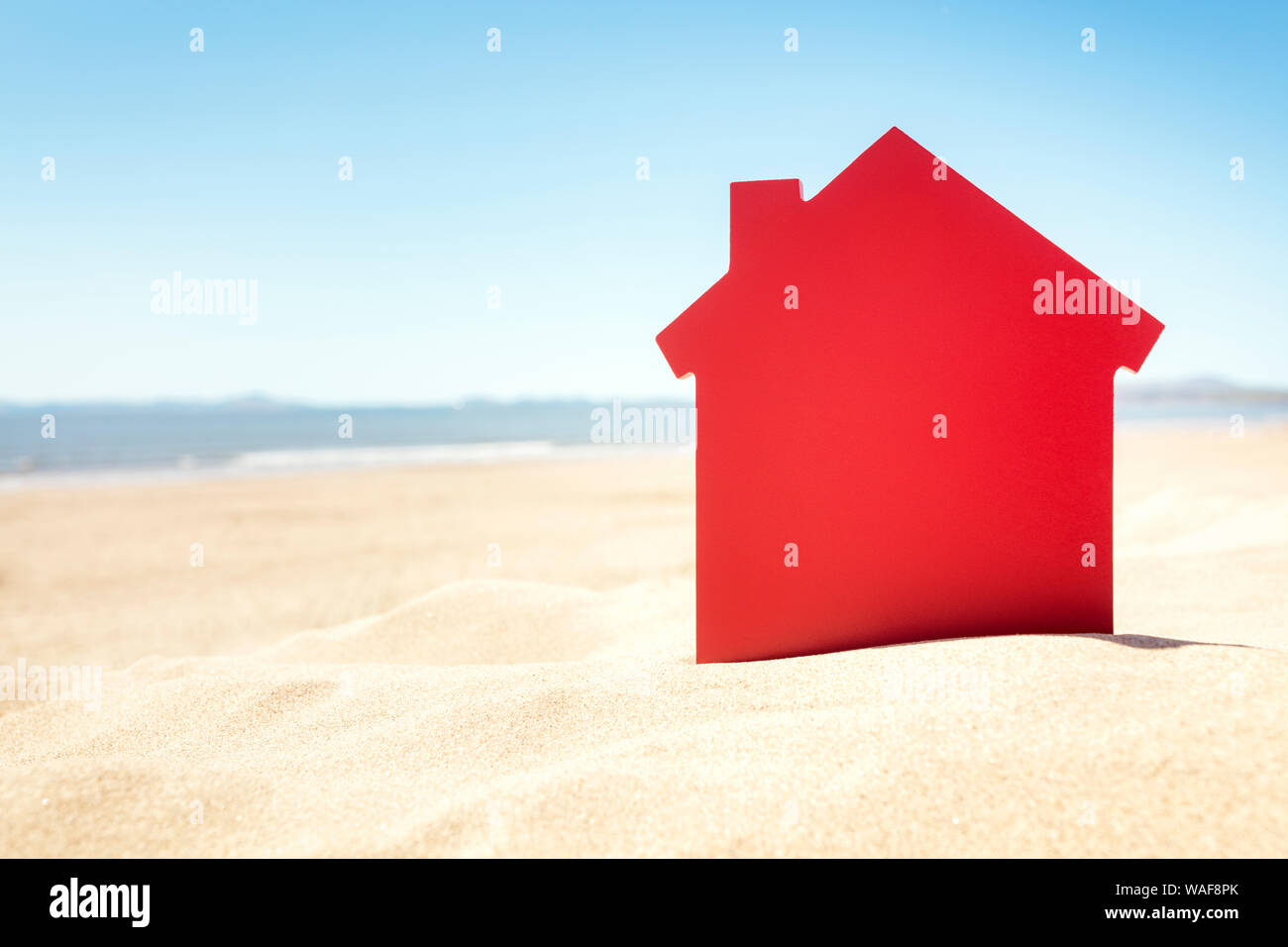 Maison sur la plage de sable fin concept immobilier ou bien de location Banque D'Images