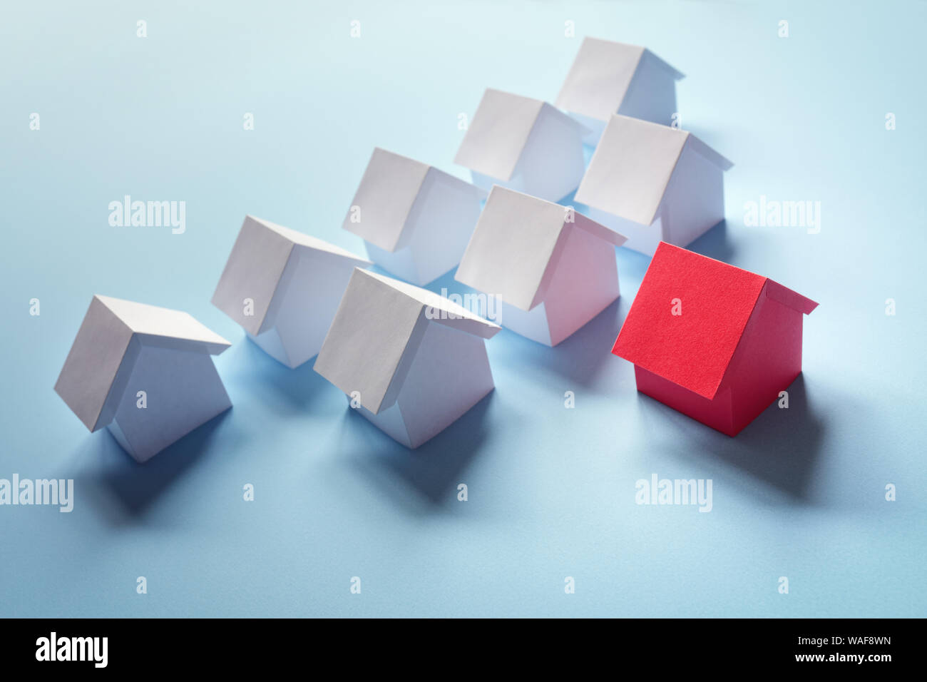 La recherche de biens immobiliers, maison ou nouvelle maison, papier rouge chambre standing out Banque D'Images La recherche de biens immobiliers, maison ou nouvelle maison, papier rouge chambre standing out Banque D'Images