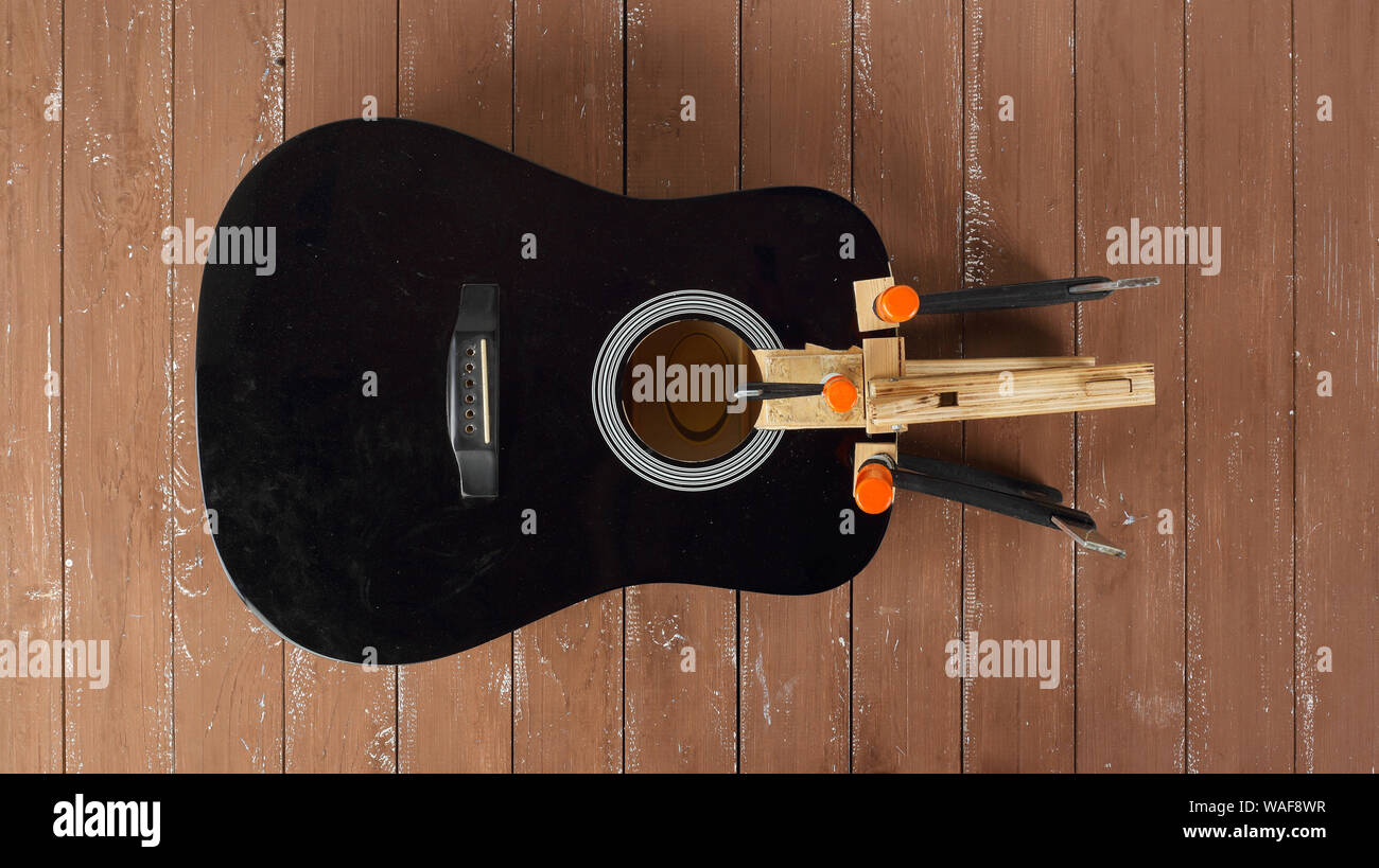 Réparation guitare et de service - Réparation de la carte son de casse de serrage guitare acoustique haut Voir fond de bois Banque D'Images