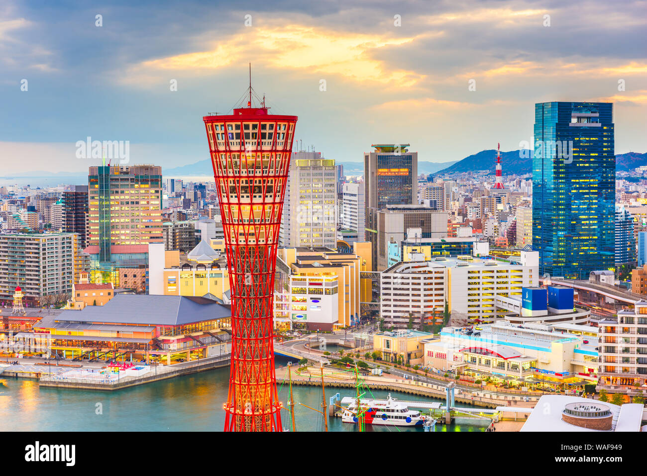 Kobe, Hyogo, Japon cityscape au port au crépuscule. Banque D'Images