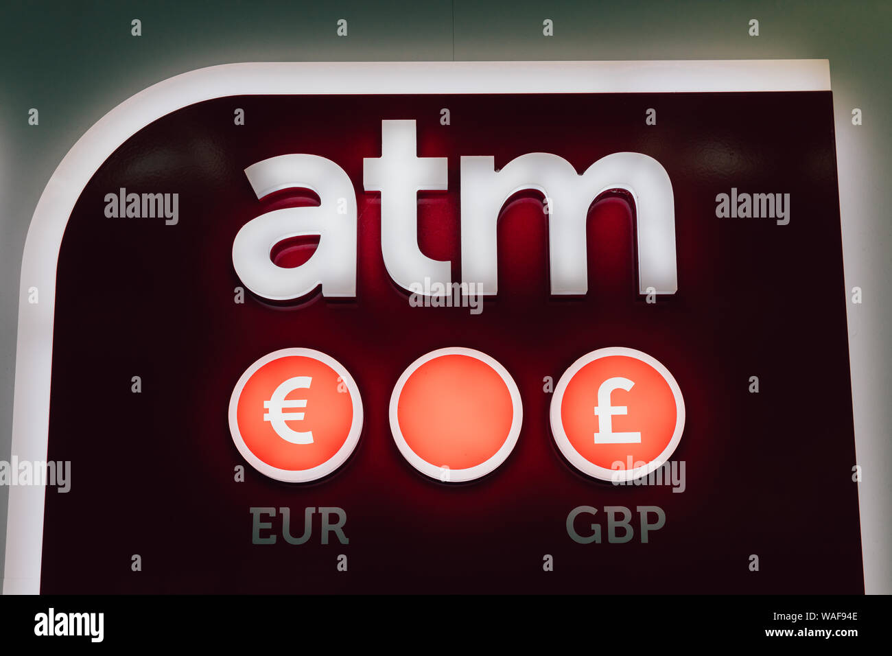 Londres - 7 août 2019 : Distributeur automatique de billets Bureau de change bureau de change à l'aéroport de Londres Stansted Banque D'Images