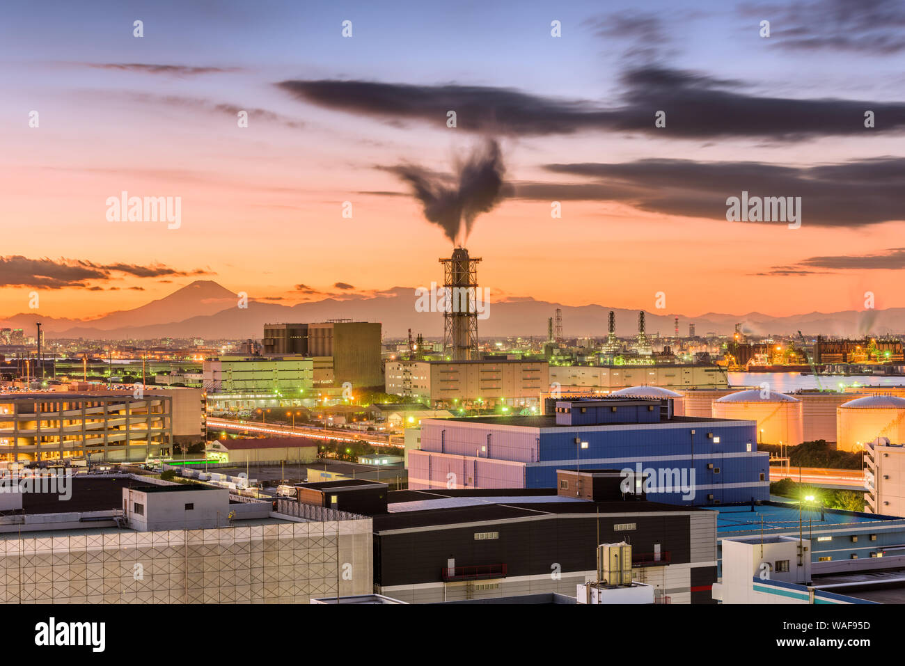 Kawasaki, Japon les usines et Mt. Fuji au crépuscule. Banque D'Images