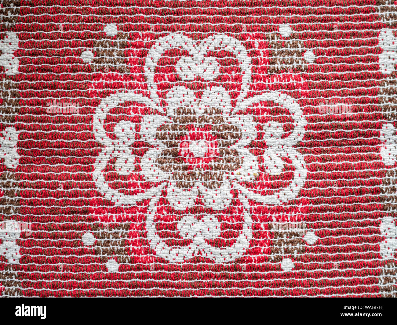 Floral design rouge et blanc sur un linge de coton vintage Banque D'Images