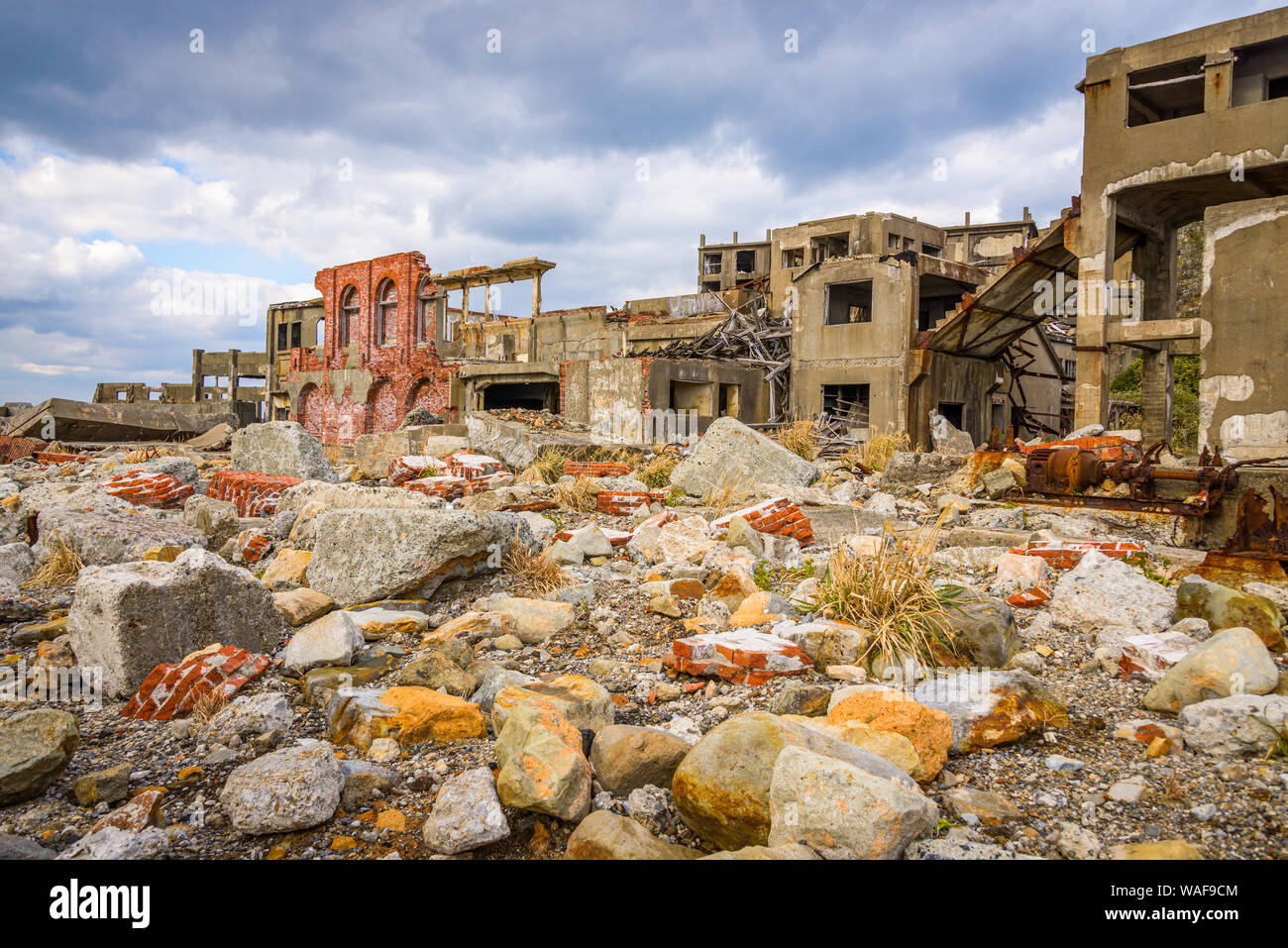 Ruines sur l'île de Gunkanjima abandonné au large de la côte de la préfecture de Nagasaki, Japon. Banque D'Images