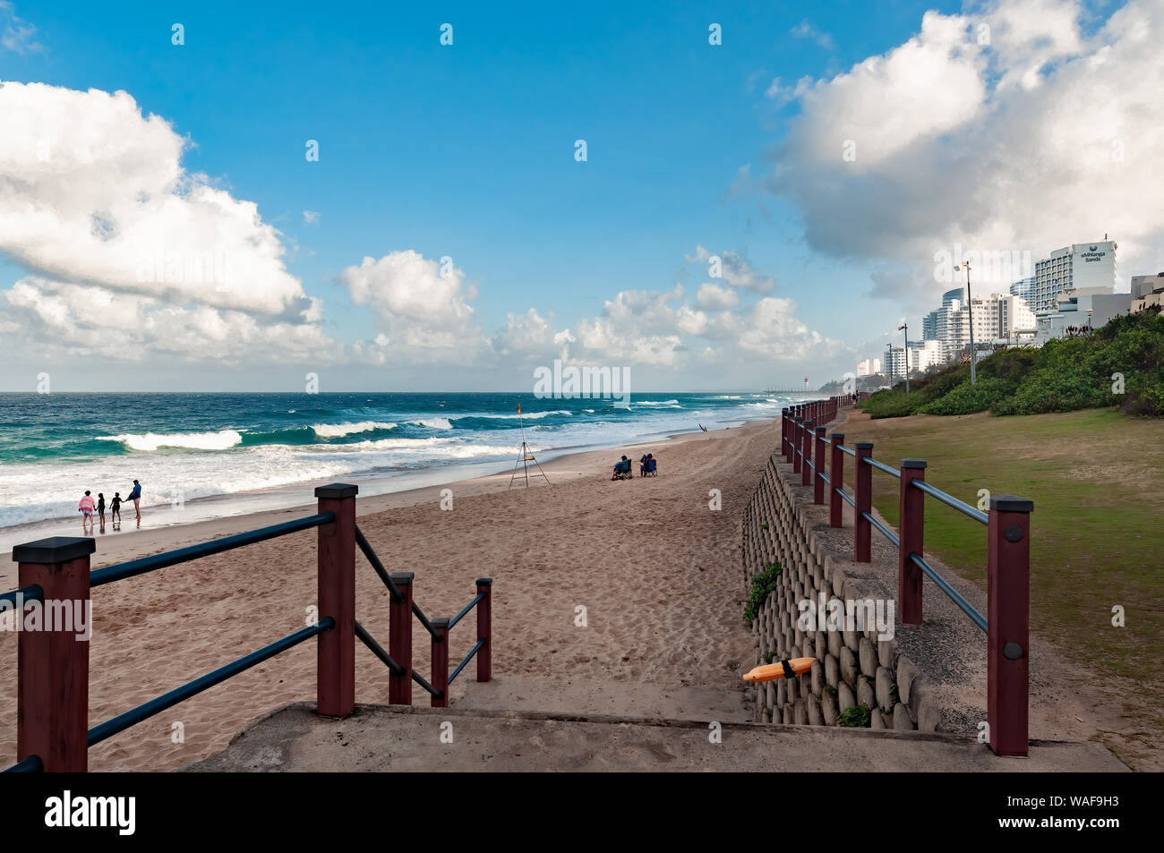 DURBAN, AFRIQUE DU SUD - le 14 août 2019 : les gens sur la plage à Umhlanga Rocks, près de Durban, le KwaZulu-Natal, Afrique du Sud Banque D'Images