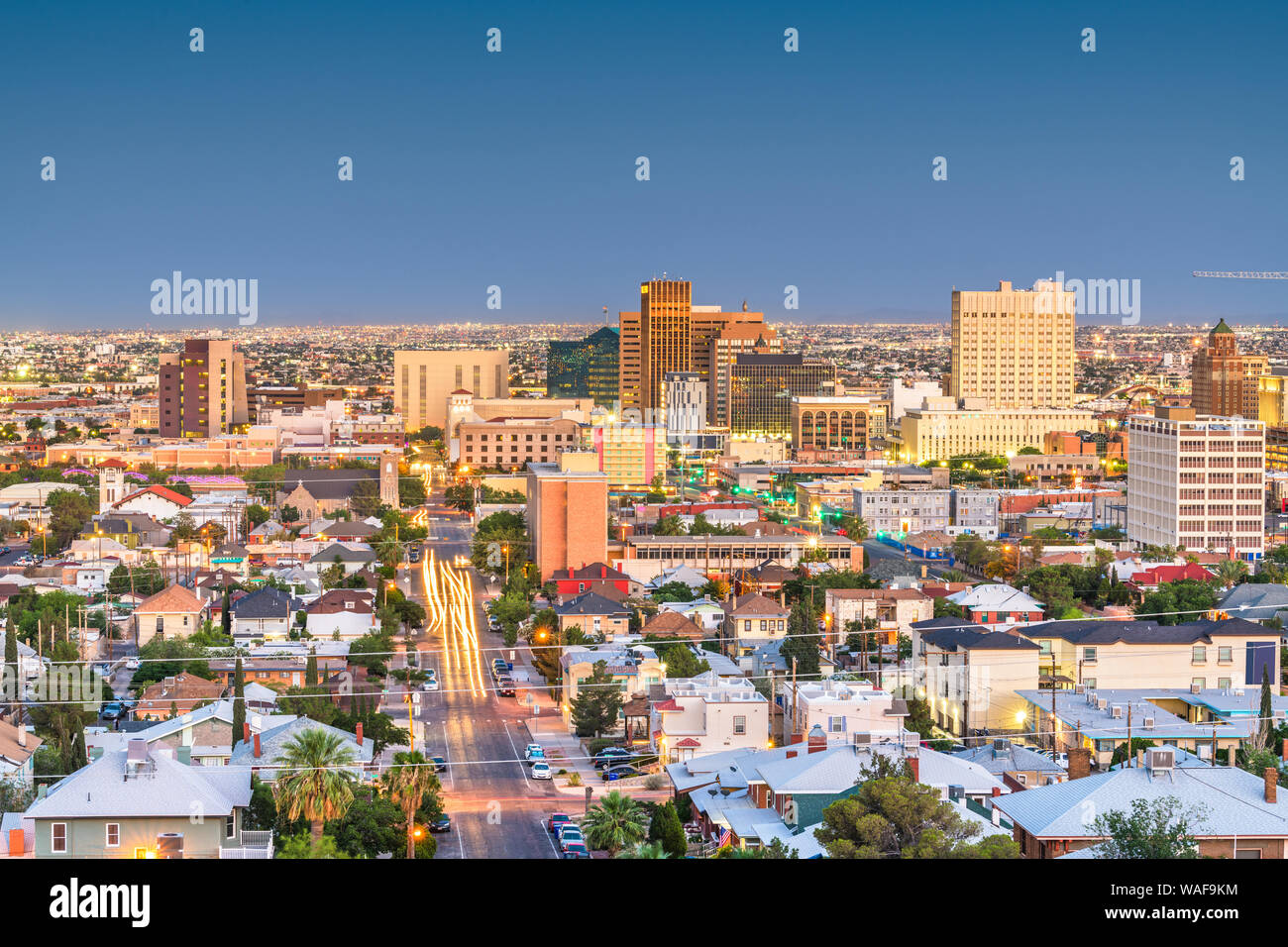 El Paso, Texas, USA Centre-ville city skyline at Dusk à Juarez, au Mexique, au loin. Banque D'Images
