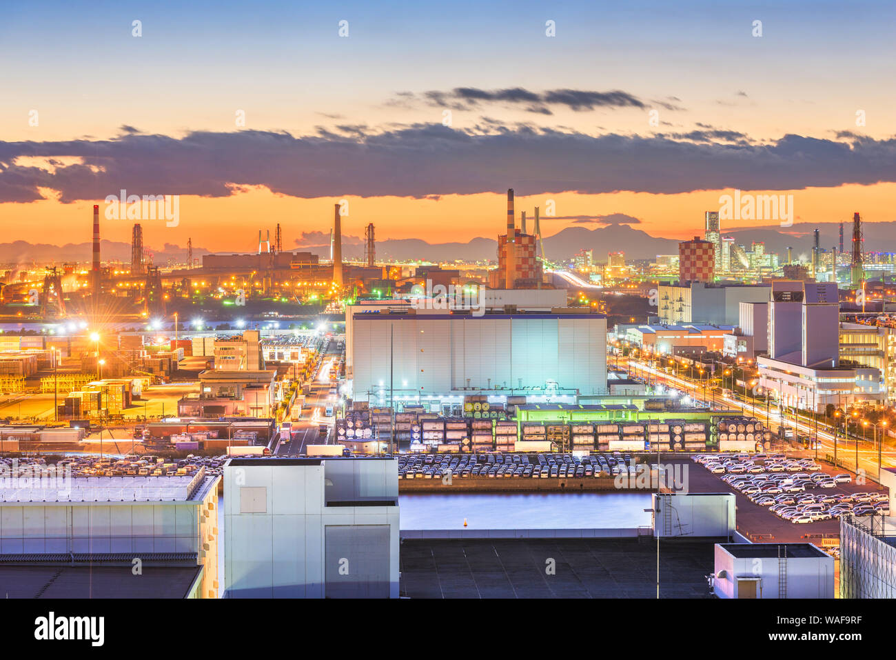 Kawasaki, Japon Aperçu de factores au crépuscule. Banque D'Images