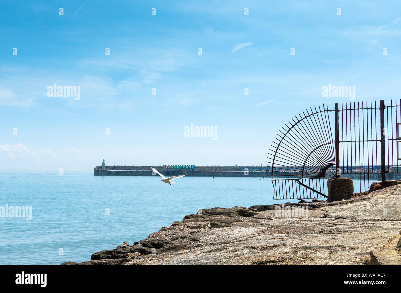 Vue lointaine du mur du port de Folkestone par la Manche en été, Angleterre Banque D'Images