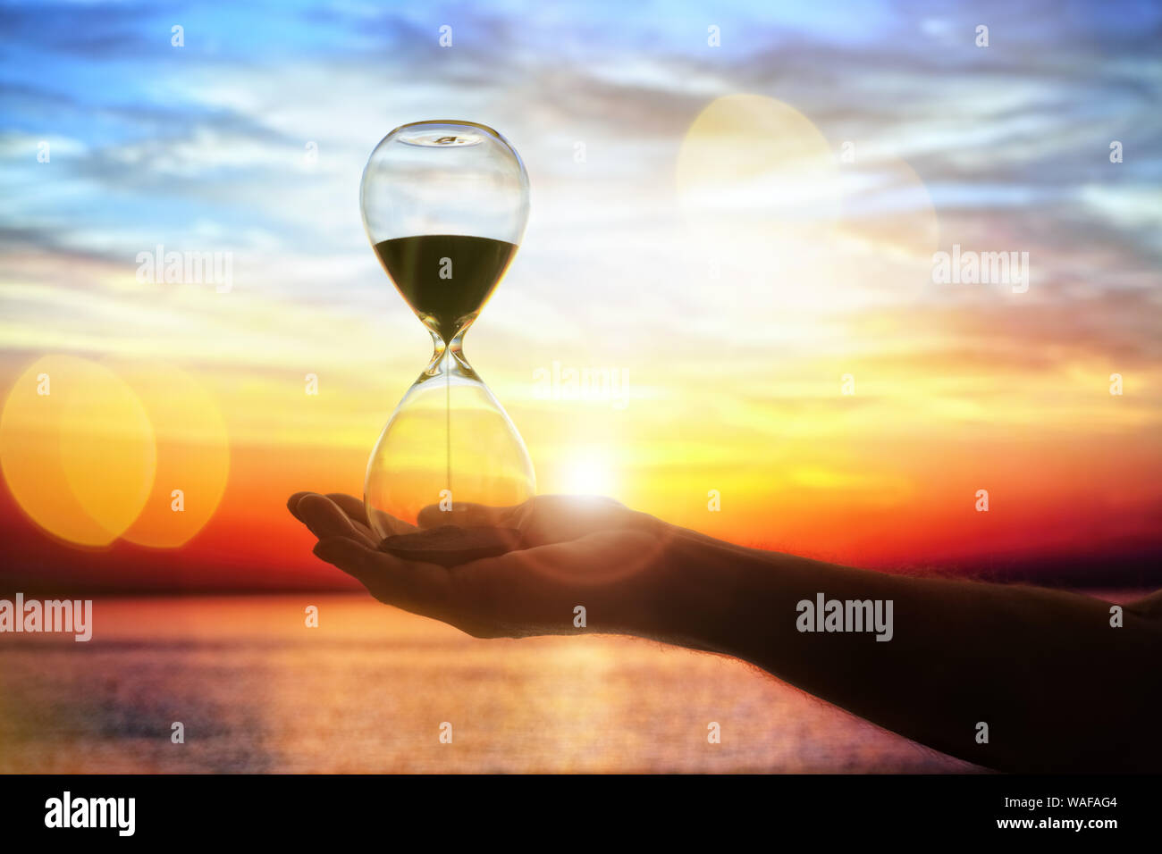 Temps Hourglass à fond coucher with copy space Banque D'Images
