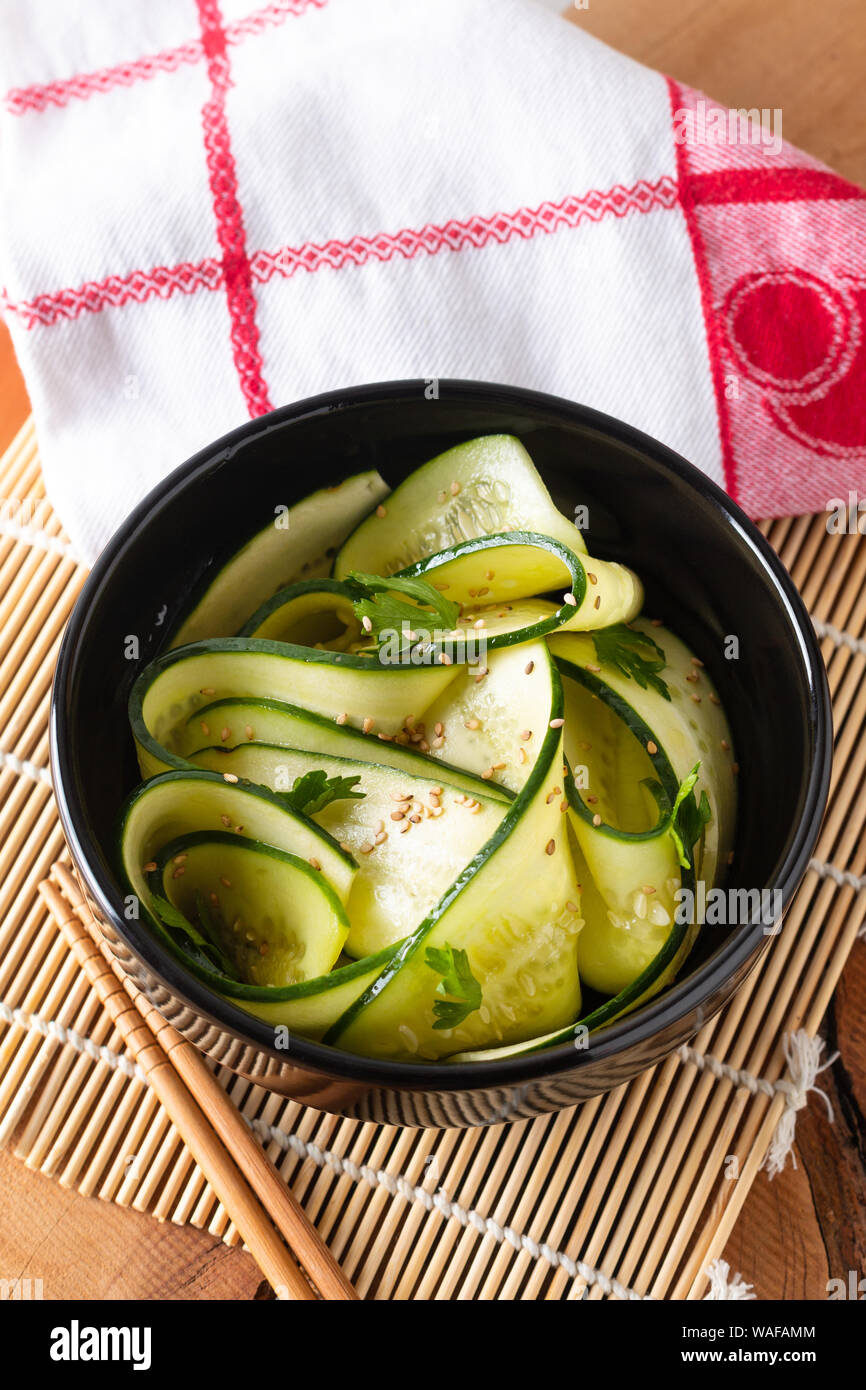 Concept d'aliments sains Salade de concombre au soja et au sésame en noir bol avec copie espace Banque D'Images