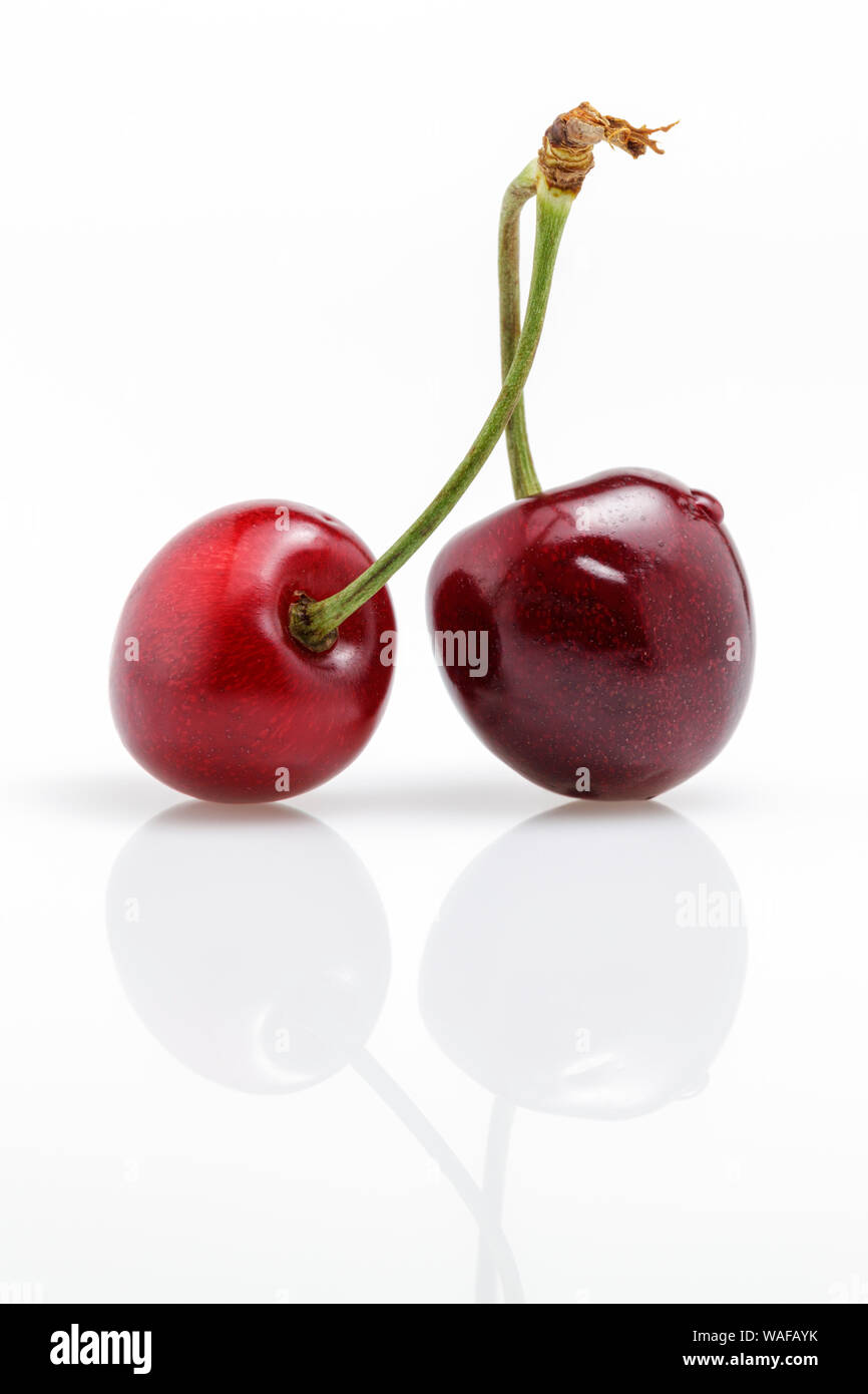Deux cerises rouges isolé Banque D'Images