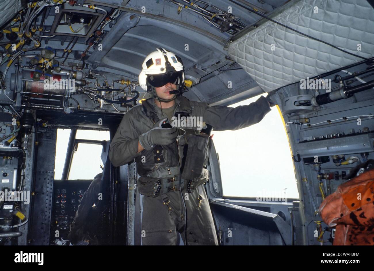 Intérieur d'un hélicoptère CH 46 de Marines américains lors des exercices de l'OTAN en Méditerranée (mai 1990) Banque D'Images