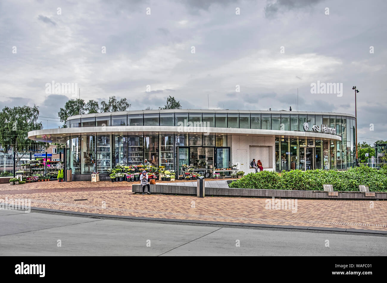 Helmond, Pays-Bas, 16 août 2019 : la nouvelle gare ferroviaire, ouvert en 2014, vue de la station de bus sous un ciel nuageux Banque D'Images