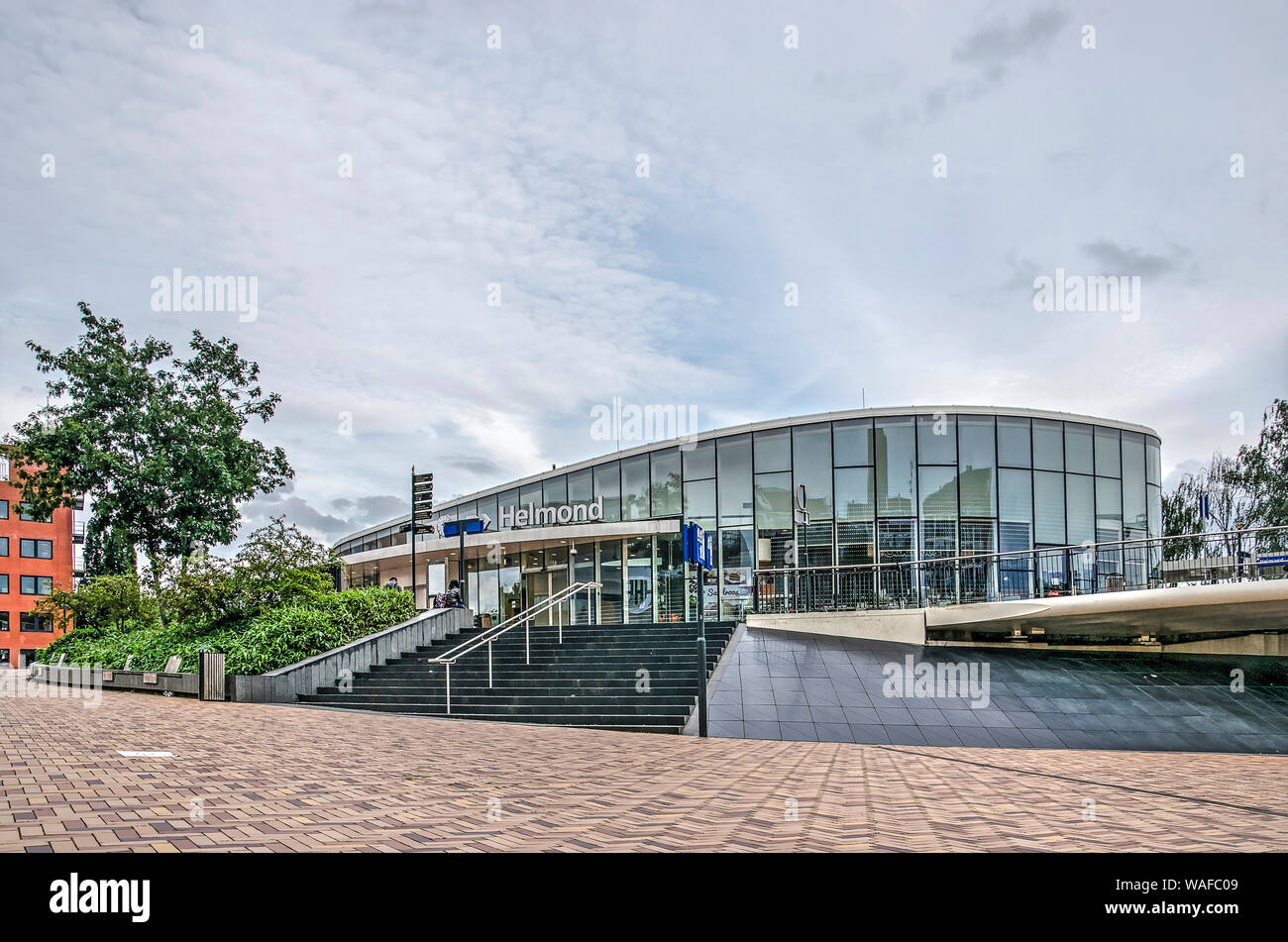 Helmond, Pays-Bas, 16 août 2019 : la nouvelle gare ferroviaire, ouvert en 2014, et le passage souterrain adjacent comme vu de la place de la gare Banque D'Images