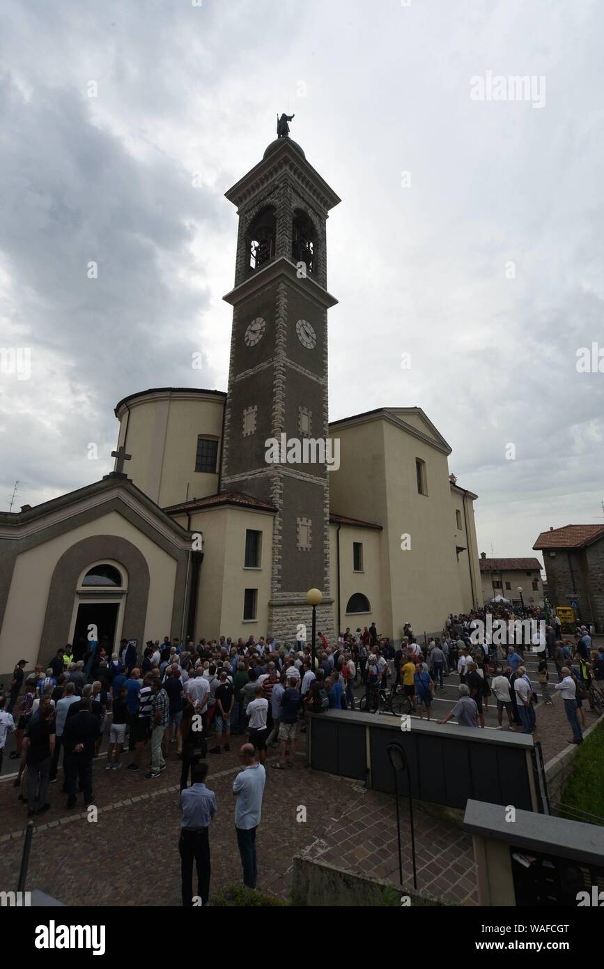 20/08 // 2019 Chronicle Bergamo Paladina, funérailles de Felice Gimondi dans la photo sport amis à la cérémonie funéraire. (Barbara Papini/Fotogramma, Paladina (Bergame) - 2019-08-20) p.s. la foto e' utilizzabile nel rispetto del contesto dans cui e' stata scattata, e senza intento del diffamatorio decoro delle persone rappresentate Banque D'Images