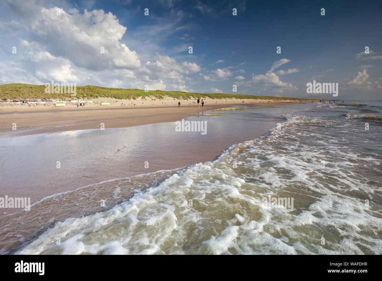 Les vagues sur une plage de la mer du Nord en été, Zandvoort, Pays-Bas Banque D'Images