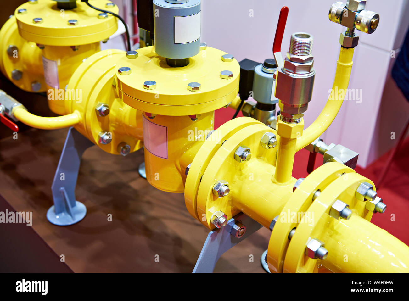 Pipe-line avec électrovanne en exposition Banque D'Images