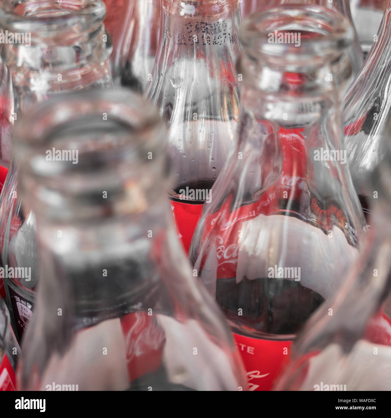 Bouteilles en verre vide de Coca Cola, close-up. Vue de dessus. L'Italie 19 février 2019. Banque D'Images