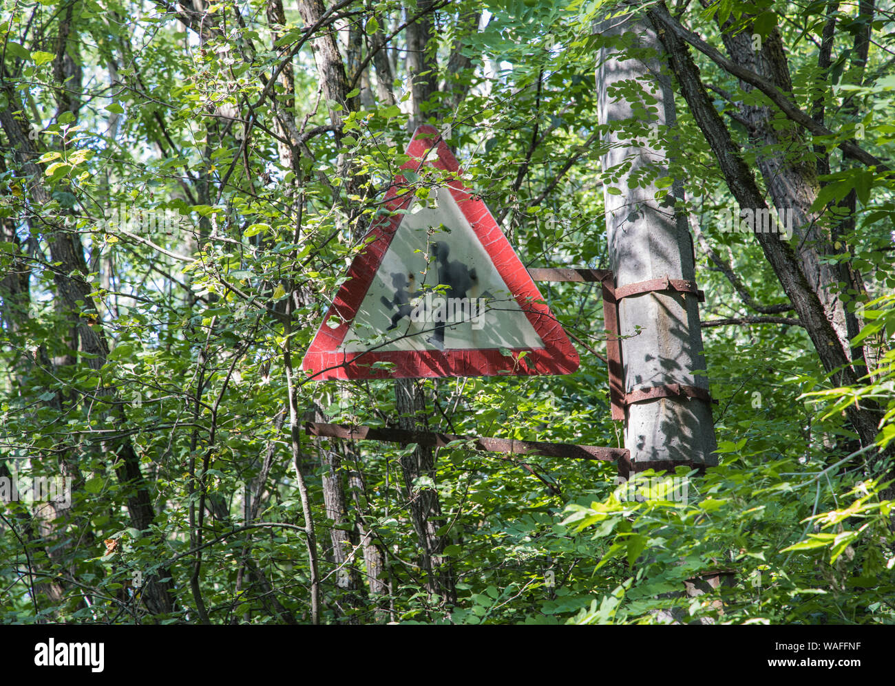 Zone d'exclusion de Tchernobyl - Pripyat - Pre 1986 "Méfiez-vous des enfants de l'école' signe maintenant dans les arbres. Banque D'Images