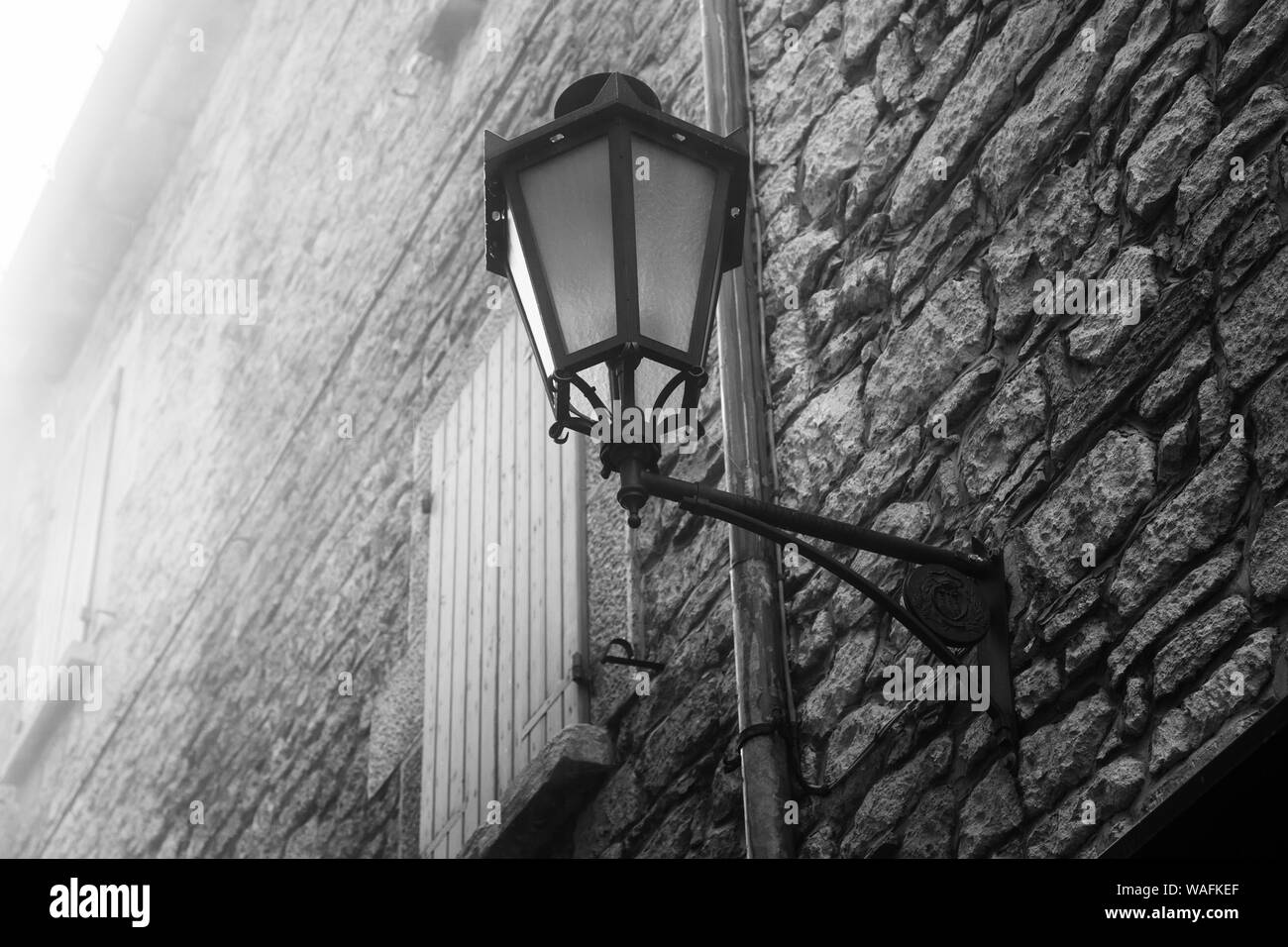Réverbère sur le mur. San Marino. Banque D'Images