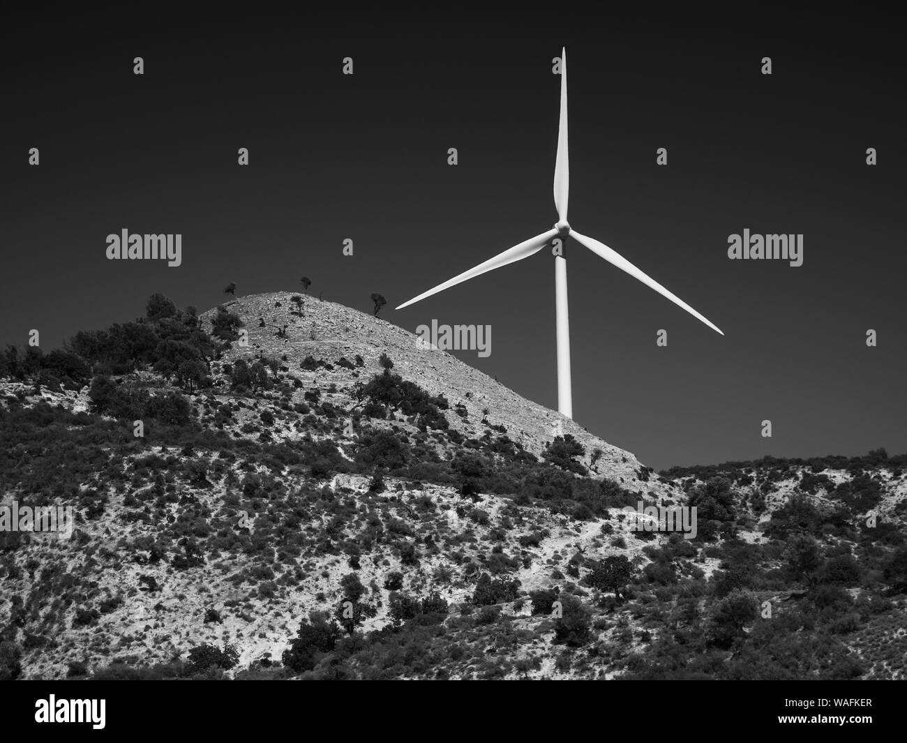 Wind turbine in b&w. Le district de Paphos, Chypre. Banque D'Images