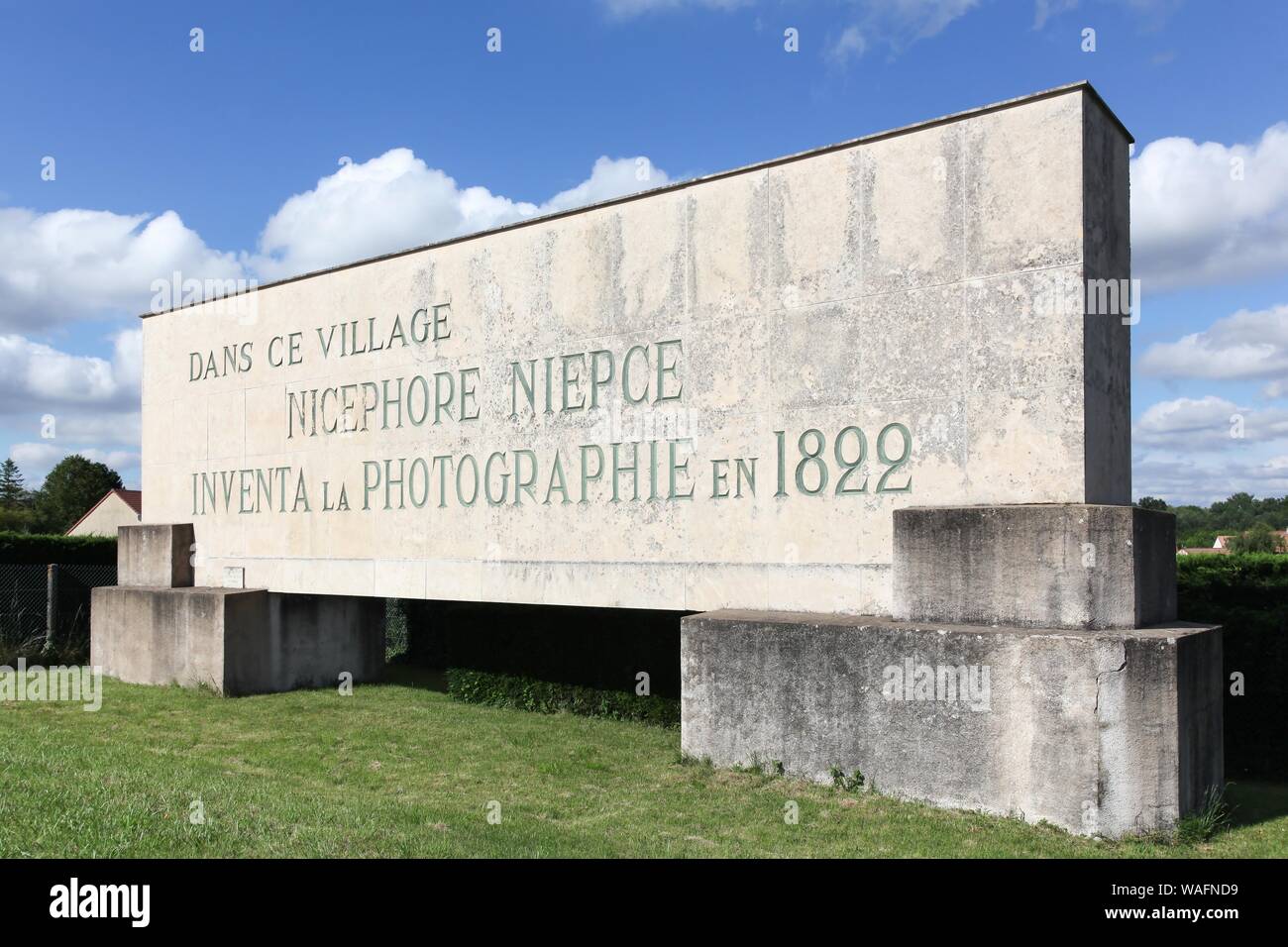 Monument à la mémoire de Nicéphore Niepce. Dans ce village Nicéphore Niepce inventa la photographie en 1822 en langue française Banque D'Images