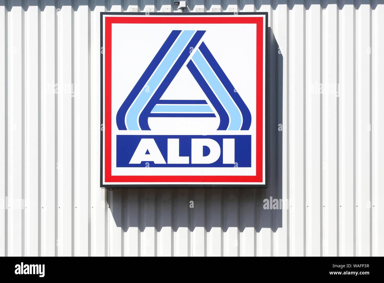 Civrieux, France - 9 août 2019 : Aldi logo sur un mur. Aldi est un leader mondial de la chaîne de supermarchés discount avec plus de 10 000 magasins dans 18 pays Banque D'Images