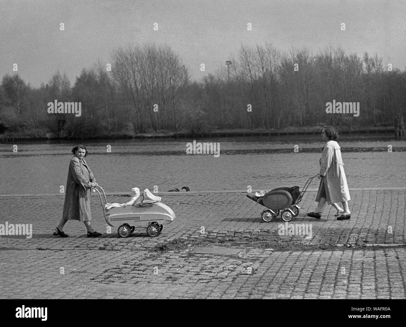 Szczecin Stettin 05 1957 Les Jeunes Meres De Prendre Une Marche Fot Wojciech Plewinski Forum Photo Stock Alamy