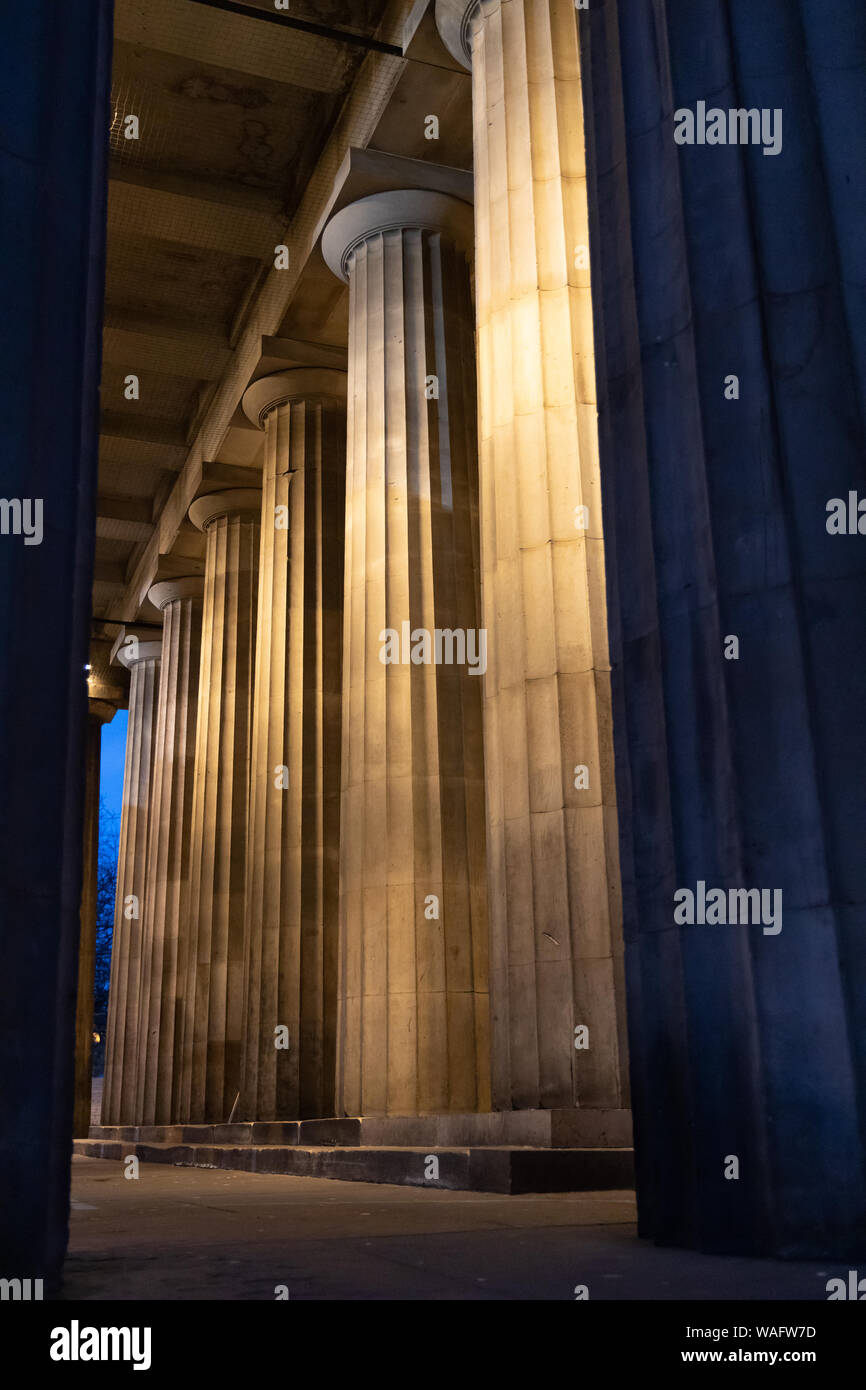 Vue sur le grand soir entrée impressionnante à la Royal Scottish Academy avec son grand colonnes néoclassiques Banque D'Images