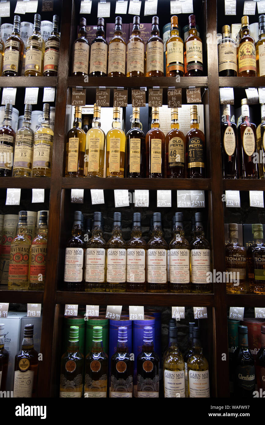 Rack de bouteilles de diverses marques de whisky écossais single malt Banque D'Images