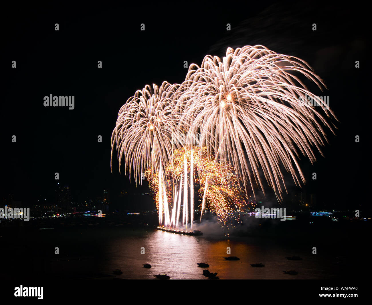 D'artifice coloré au Festival international de pyrotechnie 2019 à la ville de Pattaya qui est la célèbre ville balnéaire de Cholburi, Province de Thaïlande Banque D'Images