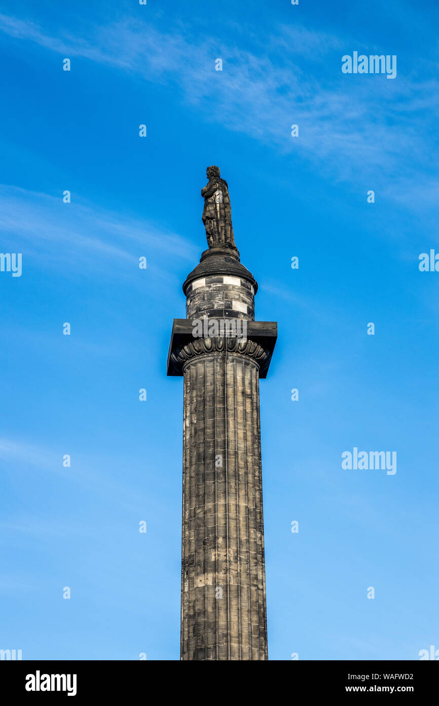 Melville Monument 150 pieds de colonne dans St Andrew Square Gardens, Édimbourg érigée en 1823, contre un ciel bleu Banque D'Images