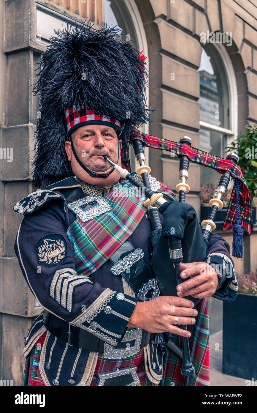 Close up tête et les épaules d'un joueur de cornemuse écossais tuyaux jouant en uniforme d'Édimbourg (Écosse) Banque D'Images