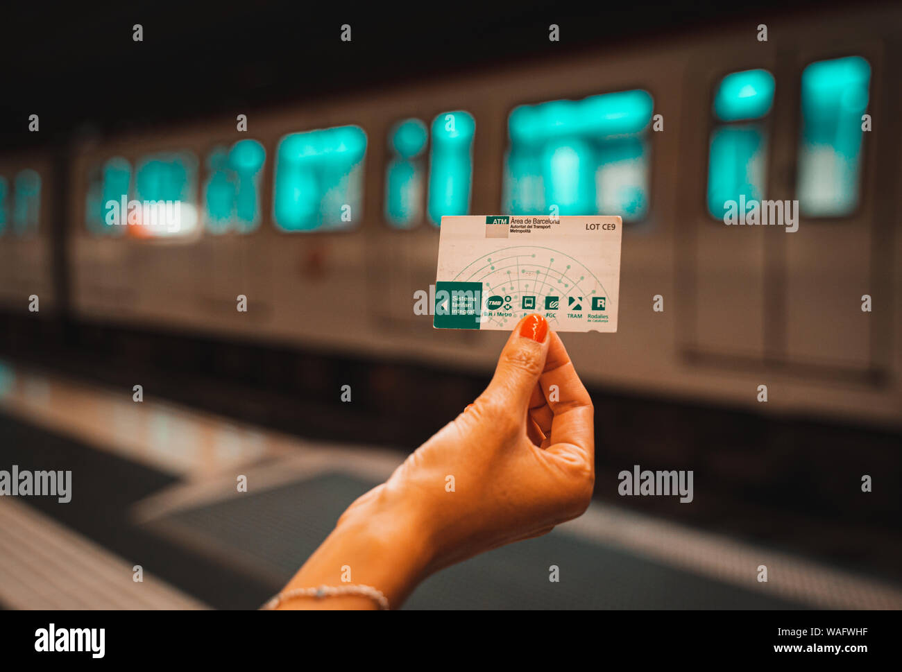 Barcelone, Espagne. Août 2019 : la main avec carte de transports T10 de Barcelone. Banque D'Images