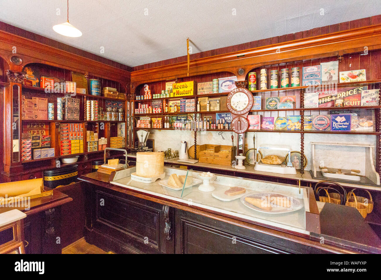 L'intérieur bien garni de Gwalia Stores de 1880 à St Fagans Musée National de l'histoire du pays de Galles, Cardiff, Pays de Galles, Royaume-Uni Banque D'Images