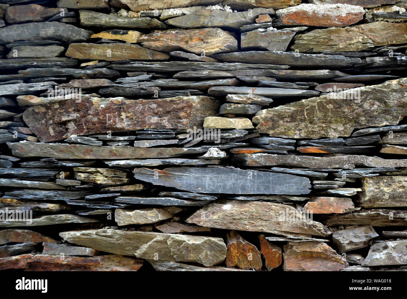 Close-up vue détaillée d'un vieux mur en pierre traditionnel construit à partir de schiste Piodão, faite de roches de schiste, pile l'un des villages de schiste du Portugal dans le Banque D'Images