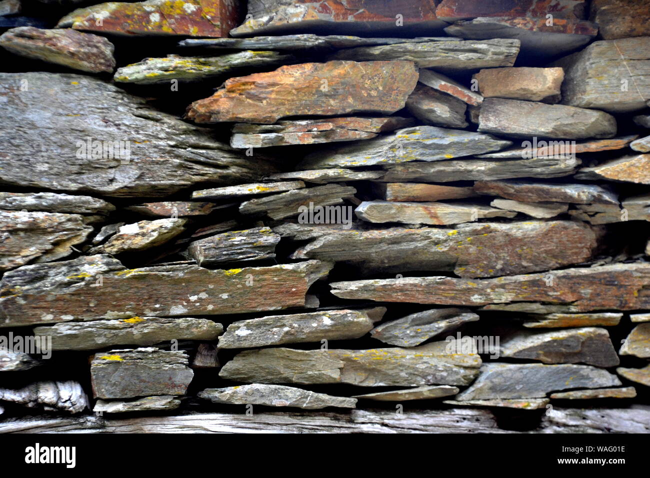 Close-up vue détaillée d'un vieux mur en pierre traditionnel construit à partir de schiste Piodão, faite de roches de schiste, pile l'un des villages de schiste du Portugal dans le Banque D'Images