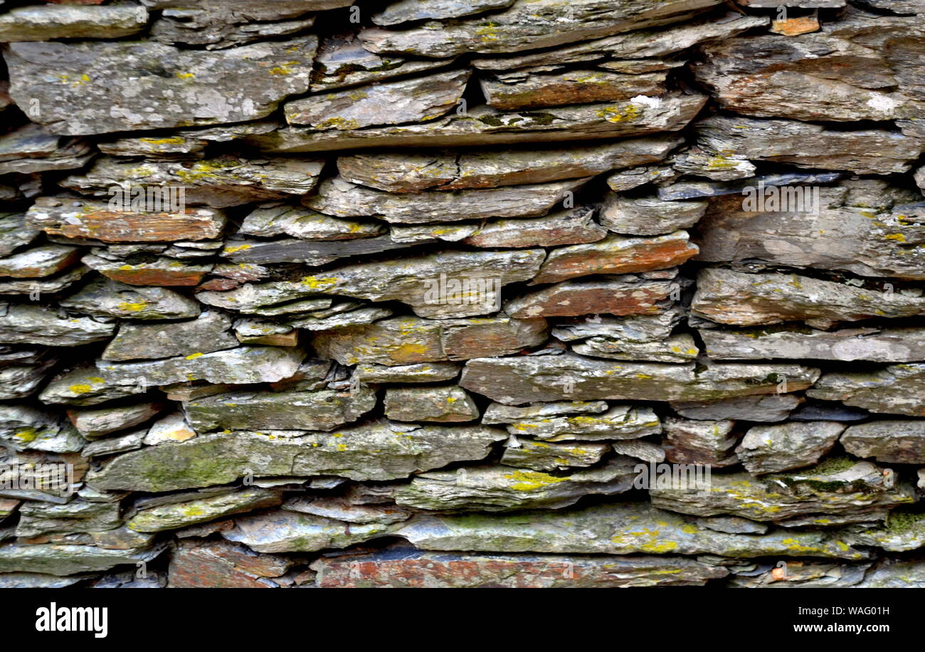 Close-up vue détaillée d'un vieux mur en pierre traditionnel construit à partir de schiste Piodão, faite de roches de schiste, pile l'un des villages de schiste du Portugal dans le Banque D'Images