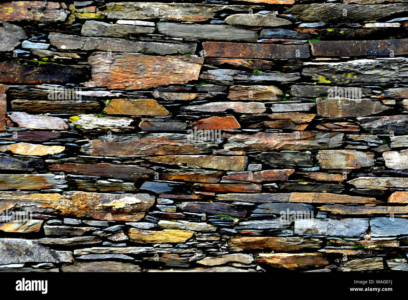Close-up vue détaillée d'un vieux mur en pierre traditionnel construit à partir de schiste Piodão, faite de roches de schiste, pile l'un des villages de schiste du Portugal dans le Banque D'Images