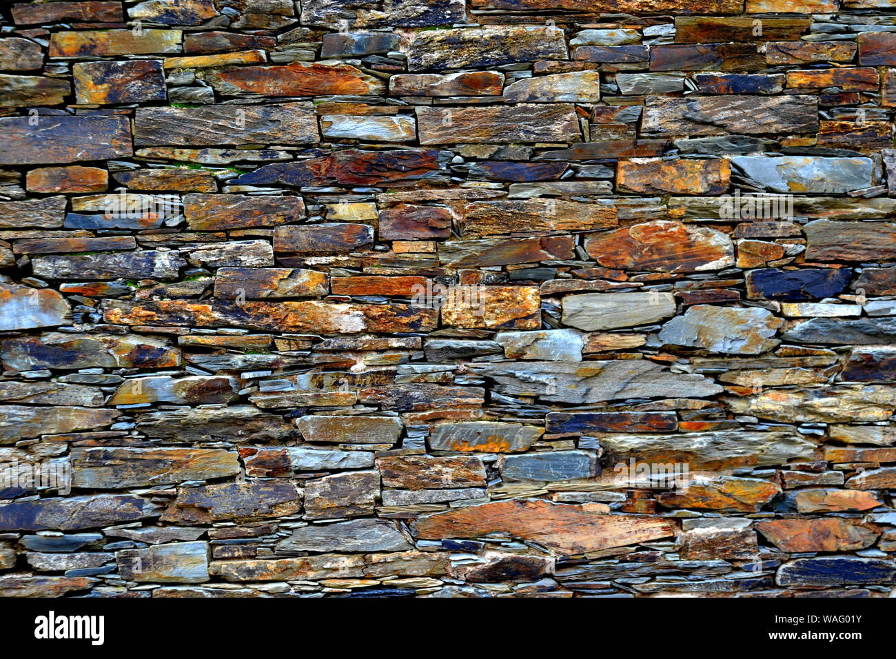 Close-up vue détaillée d'un vieux mur en pierre traditionnel construit à partir de schiste Piodão, faite de roches de schiste, pile l'un des villages de schiste du Portugal dans le Banque D'Images