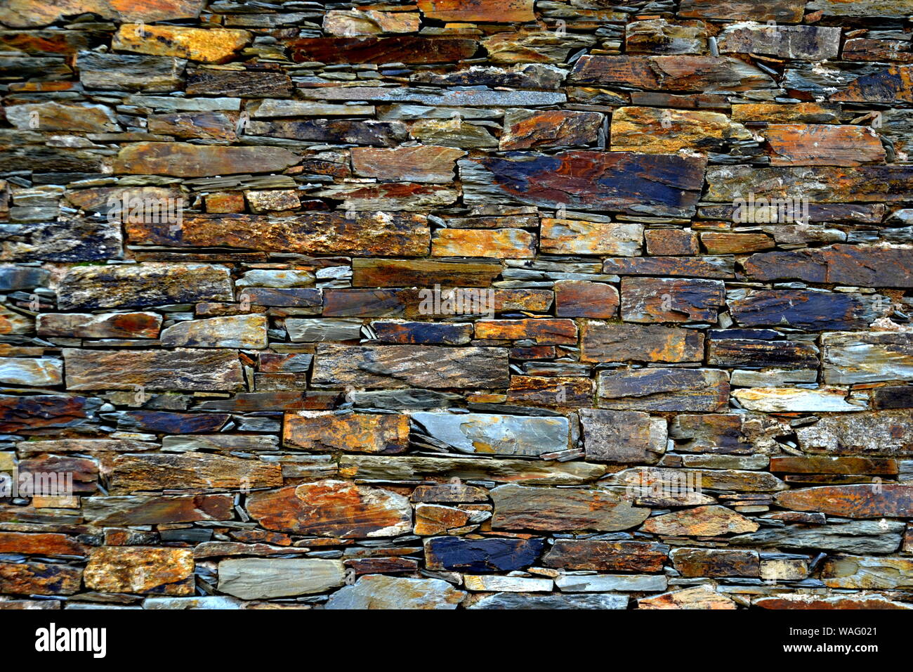 Close-up vue détaillée d'un vieux mur en pierre traditionnel construit à partir de schiste Piodão, faite de roches de schiste, pile l'un des villages de schiste du Portugal dans le Banque D'Images