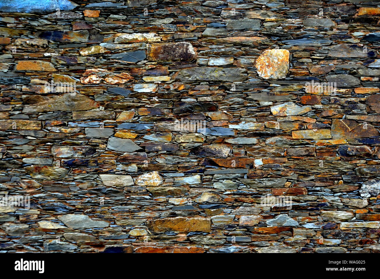 Close-up vue détaillée d'un vieux mur en pierre traditionnel construit à partir de schiste Piodão, faite de roches de schiste, pile l'un des villages de schiste du Portugal dans le Banque D'Images