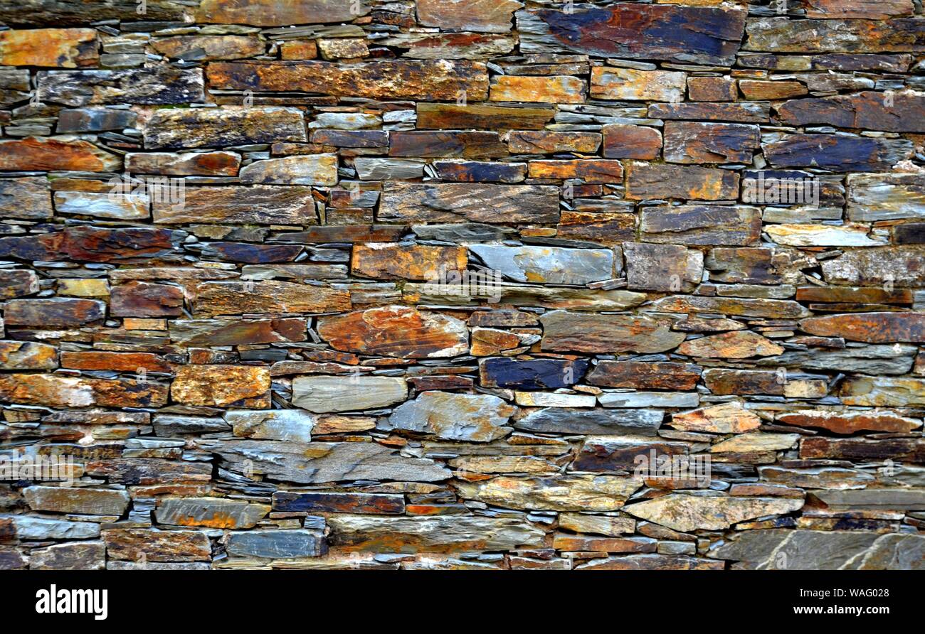 Close-up vue détaillée d'un vieux mur en pierre traditionnel construit à partir de schiste Piodão, faite de roches de schiste, pile l'un des villages de schiste du Portugal dans le Banque D'Images