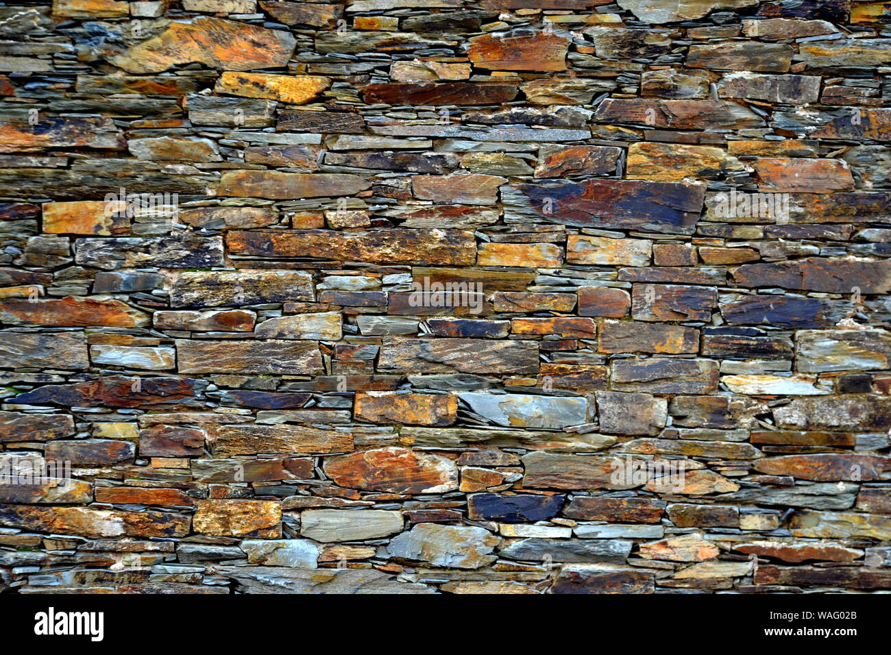 Close-up vue détaillée d'un vieux mur en pierre traditionnel construit à partir de schiste Piodão, faite de roches de schiste, pile l'un des villages de schiste du Portugal dans le Banque D'Images