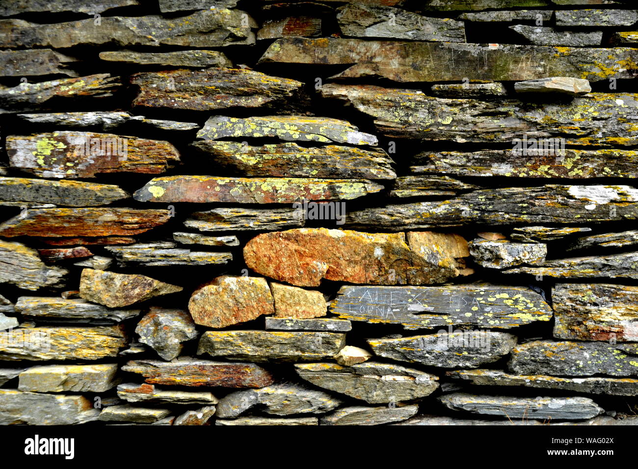 Close-up vue détaillée d'un vieux mur en pierre traditionnel construit à partir de schiste Piodão, faite de roches de schiste, pile l'un des villages de schiste du Portugal dans le Banque D'Images
