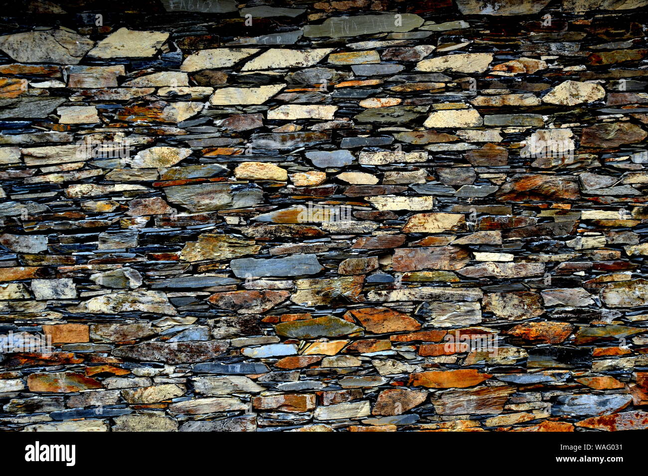 Close-up vue détaillée d'un vieux mur en pierre traditionnel construit à partir de schiste Piodão, faite de roches de schiste, pile l'un des villages de schiste du Portugal dans le Banque D'Images